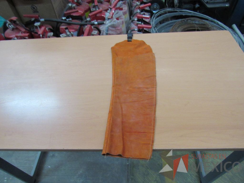 Lote 257 - 96 Mangas de carnaza, 7 cortinas antisalpicaduras, 4 Marros ... - Imagen 6