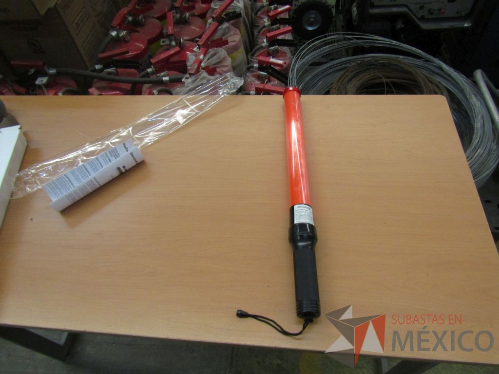 Lote 278 - 4 Abrazaderas sin fin 8", 104 Abrazadera sin fin 5", 5 Bastón de seguridad... - Imagen 46