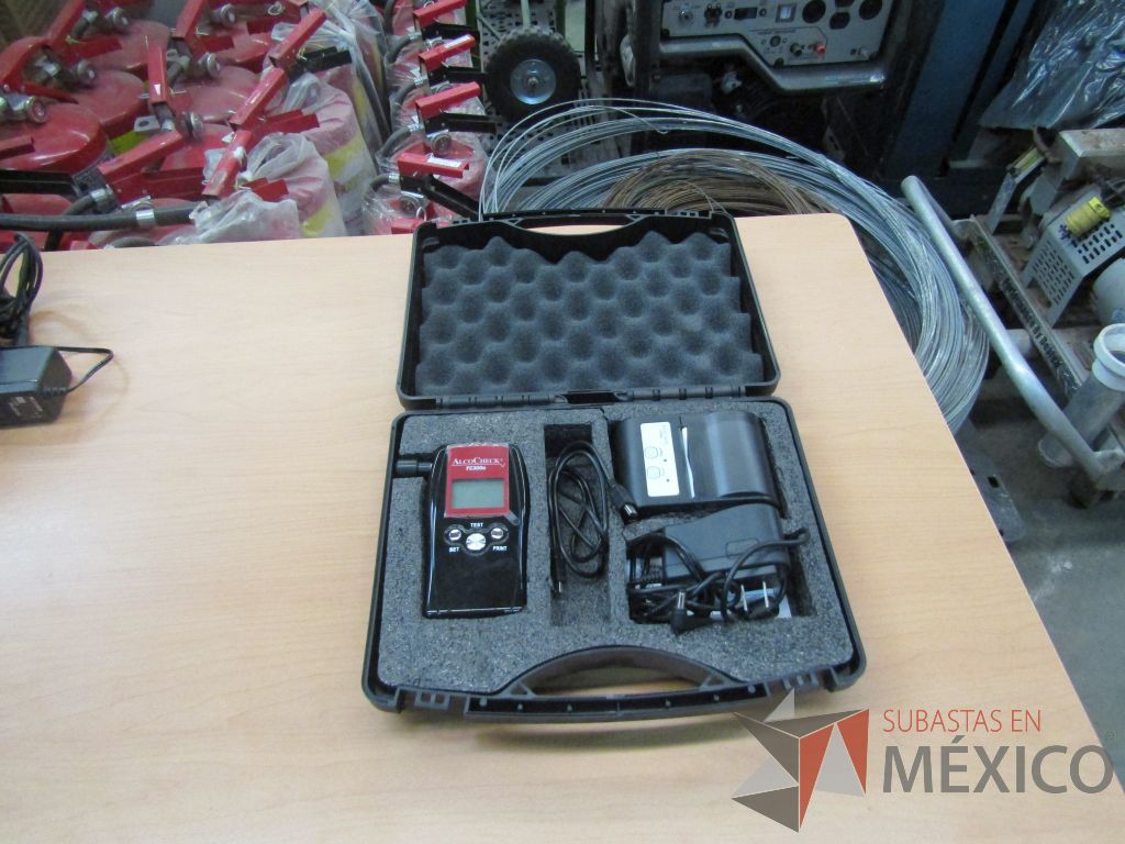 Lote 248 - Aparato de electroshock, 2 Camillas de primero auxilios, 2 Kit de primero auxilios ... - Imagen 33