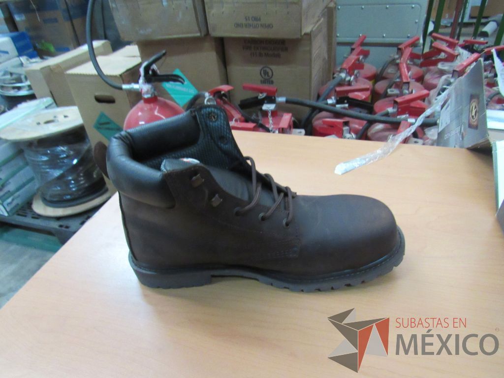 Lote 251 - 50 botas de hule, 30 Cascos de seguridad, 258 Marcadores para metal ...