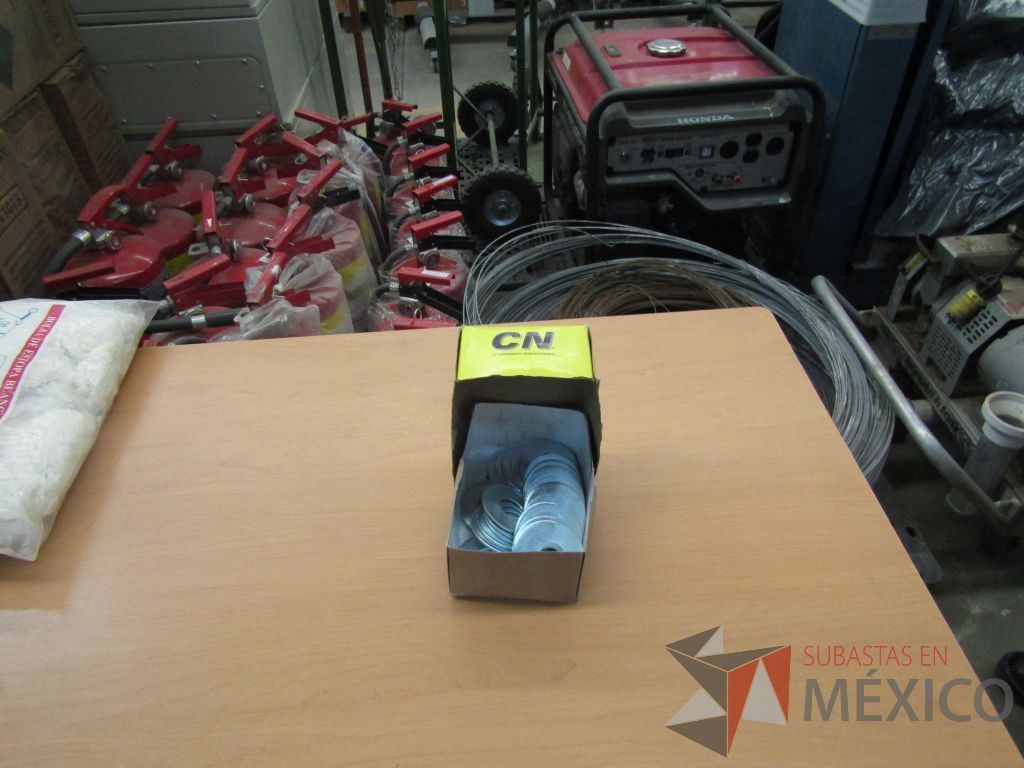 Lote 278 - 4 Abrazaderas sin fin 8", 104 Abrazadera sin fin 5", 5 Bastón de seguridad... - Imagen 65