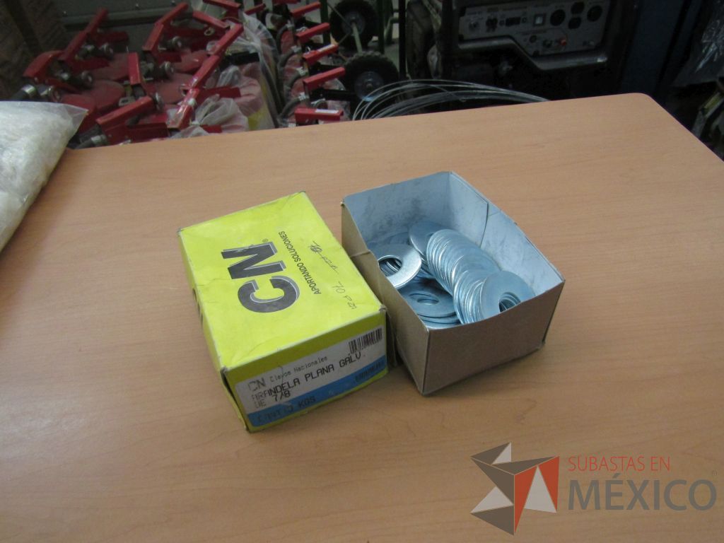 Lote 278 - 4 Abrazaderas sin fin 8", 104 Abrazadera sin fin 5", 5 Bastón de seguridad... - Imagen 72