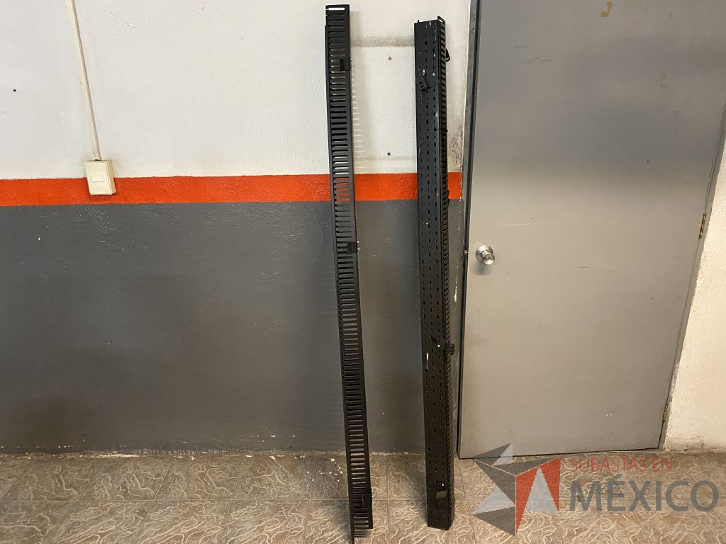 Lote 221 - 13 Organizadores Verticales para cables para montaje en herraje universal