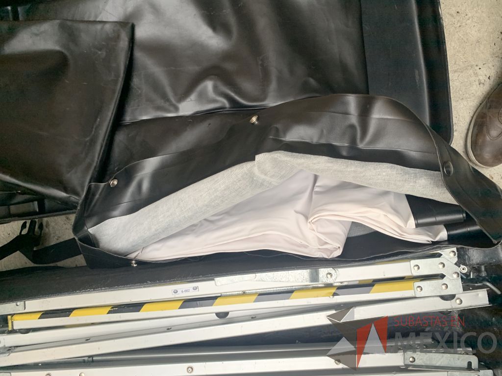 Lote 066 – 2 Pantallas de marco FAST FOLD con lienzo blanco y lienzo gris, con faldon en estuche de plastico negro resistente - Imagen 3
