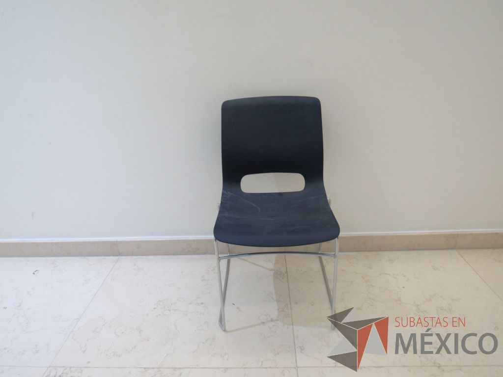 Lote 031 - 5 Sillas de visita con base metálica, asiento y respaldo liso color azul - Imagen 2