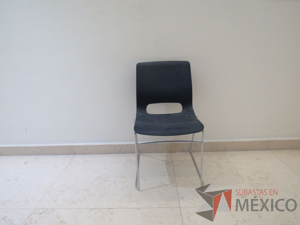 Lote 018 - 5 Sillas de visita con base metálica, asiento y respaldo liso color azul - Imagen 2