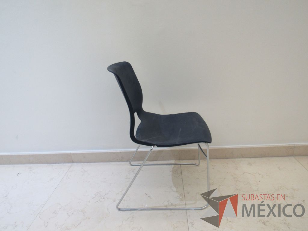 Lote 018 - 5 Sillas de visita con base metálica, asiento y respaldo liso color azul - Imagen 3