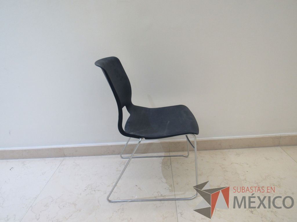 Lote 018 - 5 Sillas de visita con base metálica, asiento y respaldo liso color azul - Imagen 4