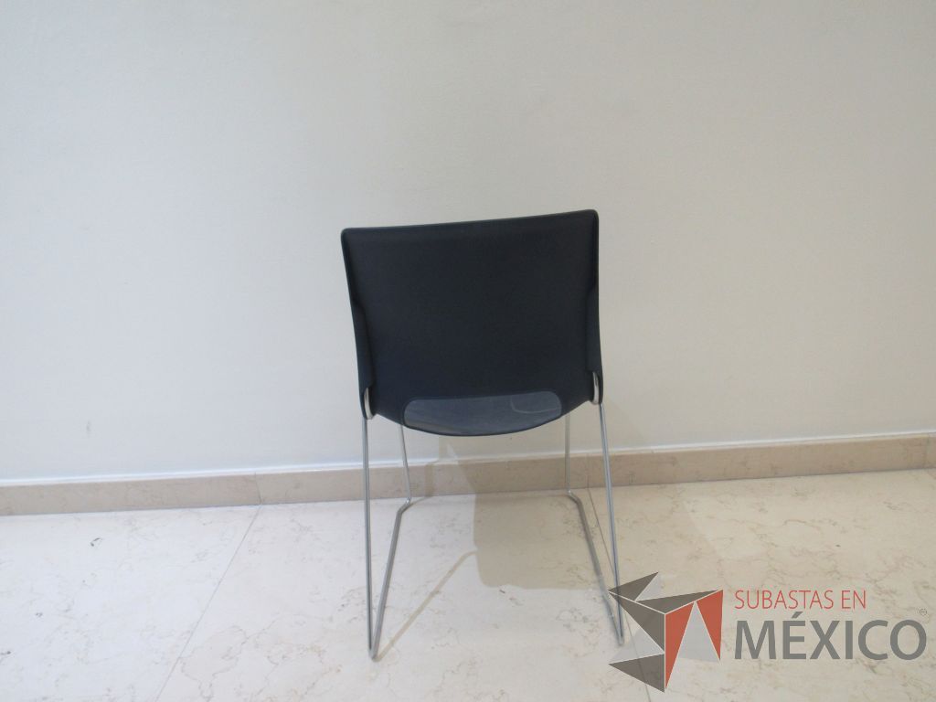 Lote 018 - 5 Sillas de visita con base metálica, asiento y respaldo liso color azul - Imagen 5