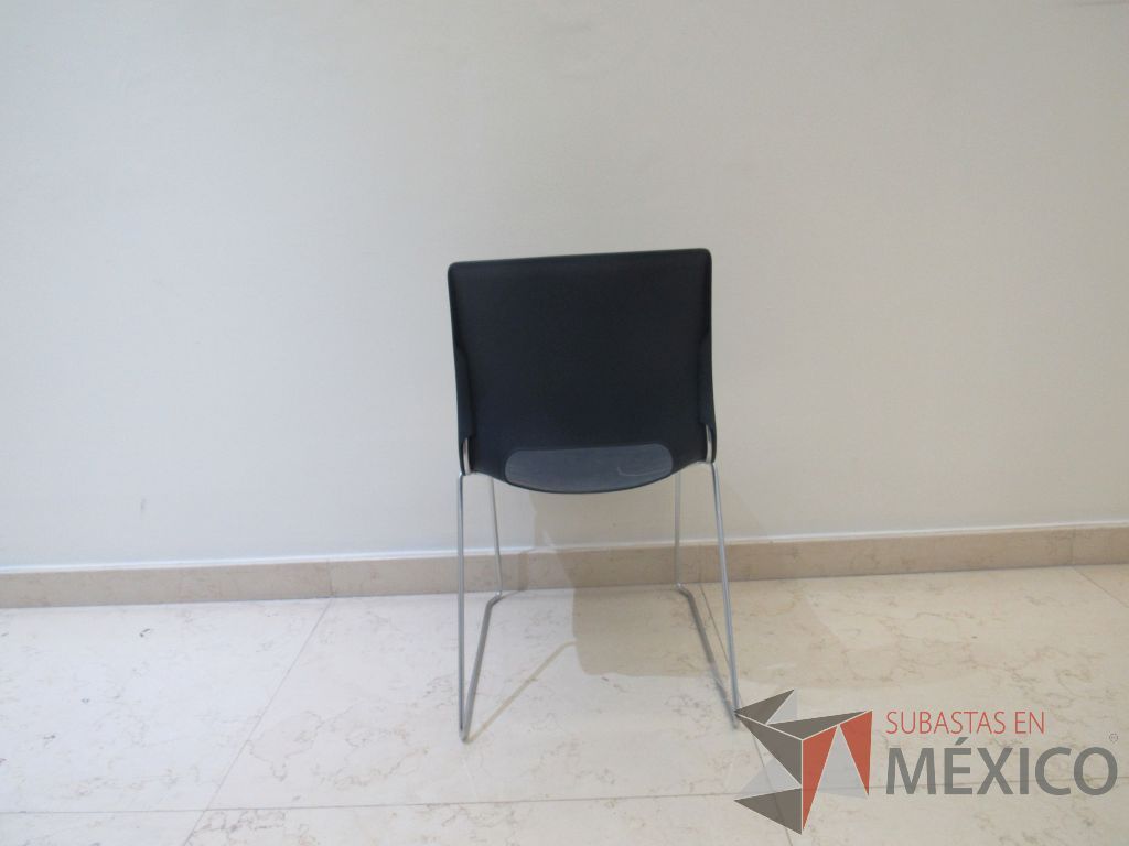 Lote 018 - 5 Sillas de visita con base metálica, asiento y respaldo liso color azul - Imagen 6