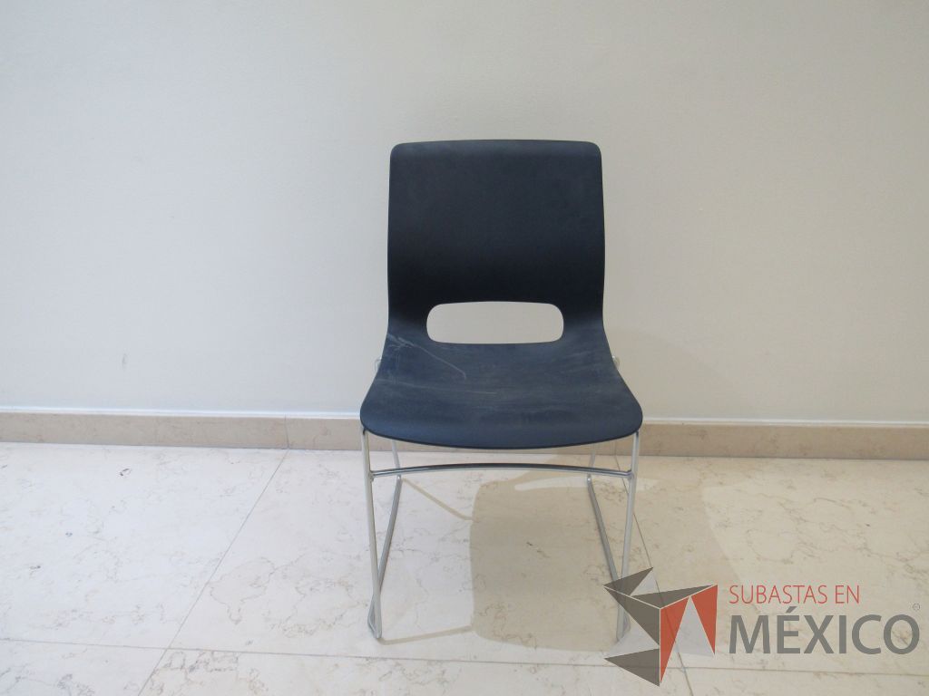 Lote 018 - 5 Sillas de visita con base metálica, asiento y respaldo liso color azul - Imagen 7