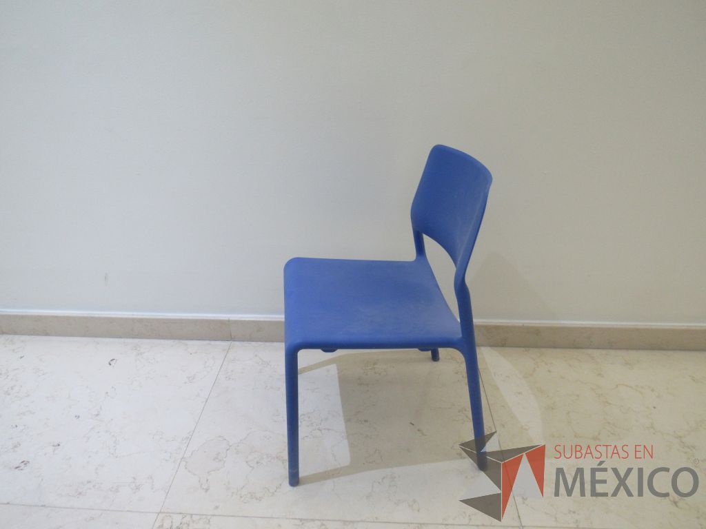 Lote 041 - 4 Sillas de visita con 4 patas, asiento y respaldo liso color azul - Imagen 4