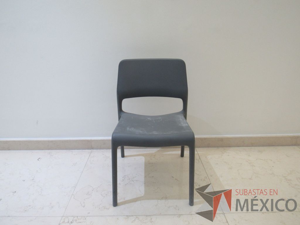 Lote 097 - 4 Sillas de visita con 4 patas, asiento y respaldo liso color gris