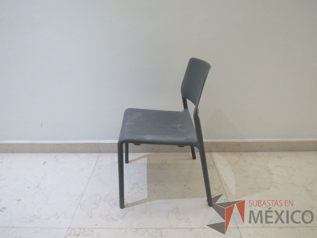 Lote 097 - 4 Sillas de visita con 4 patas, asiento y respaldo liso color gris - Imagen 2