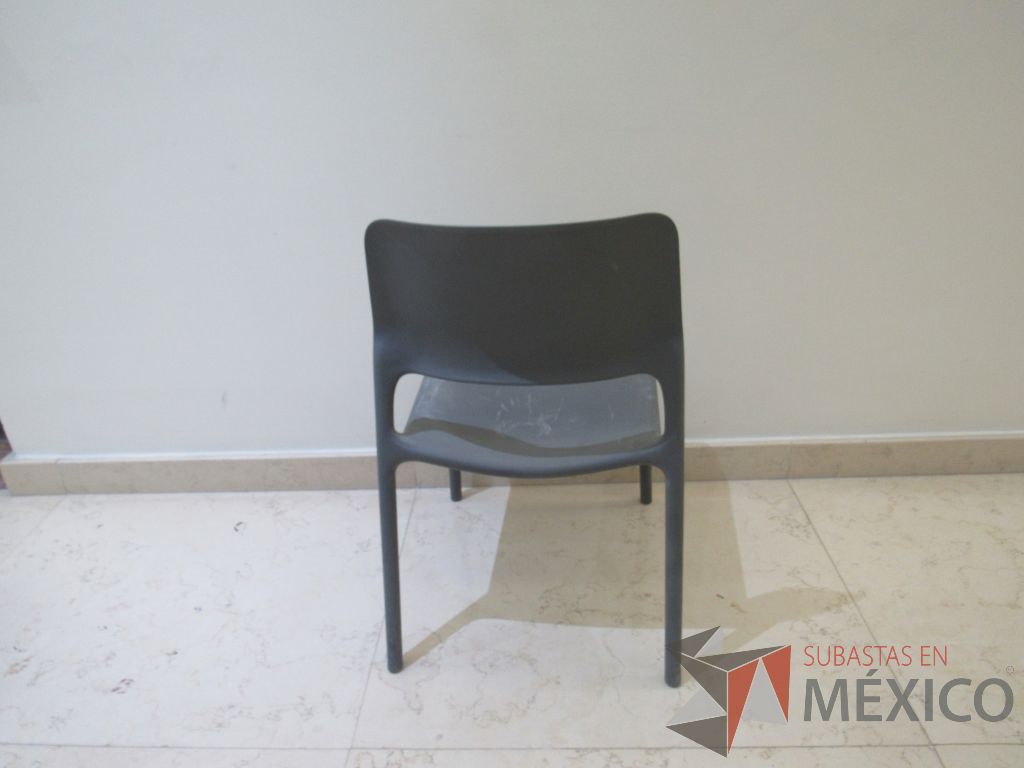 Lote 097 - 4 Sillas de visita con 4 patas, asiento y respaldo liso color gris - Imagen 3
