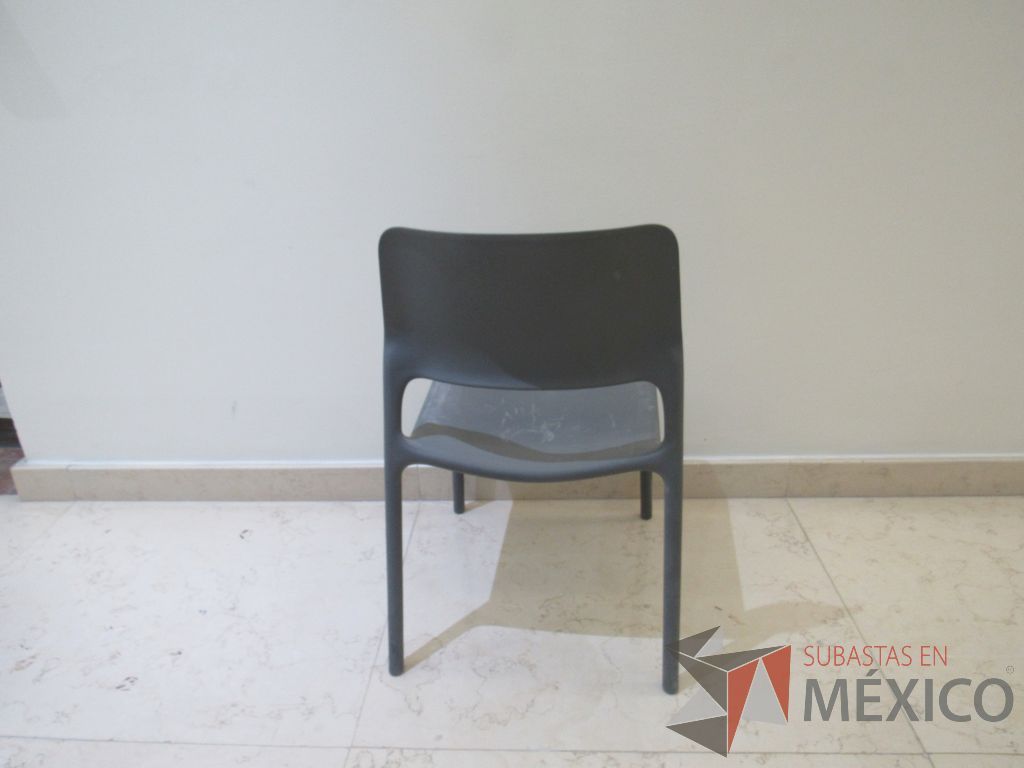 Lote 097 - 4 Sillas de visita con 4 patas, asiento y respaldo liso color gris - Imagen 4