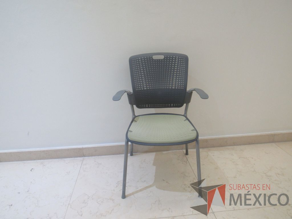 Lote 021 - 3 Sillas de visita con 4 patas metálicas, respaldo color gris y asiento color verde - Imagen 2