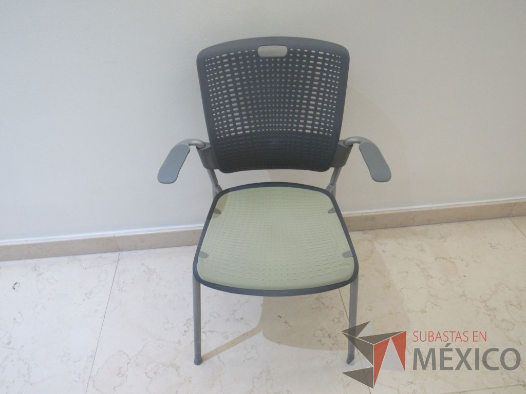 Lote 021 - 3 Sillas de visita con 4 patas metálicas, respaldo color gris y asiento color verde
