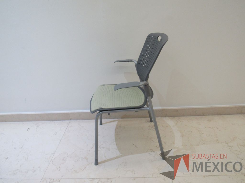 Lote 021 - 3 Sillas de visita con 4 patas metálicas, respaldo color gris y asiento color verde - Imagen 3