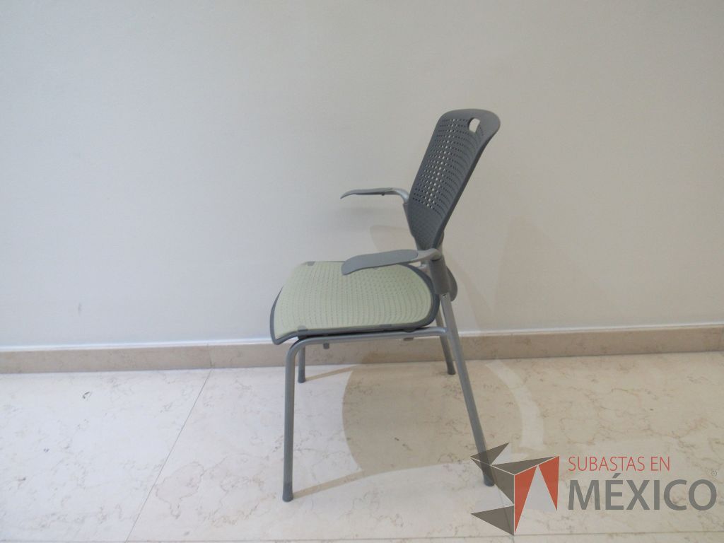 Lote 021 - 3 Sillas de visita con 4 patas metálicas, respaldo color gris y asiento color verde - Imagen 4