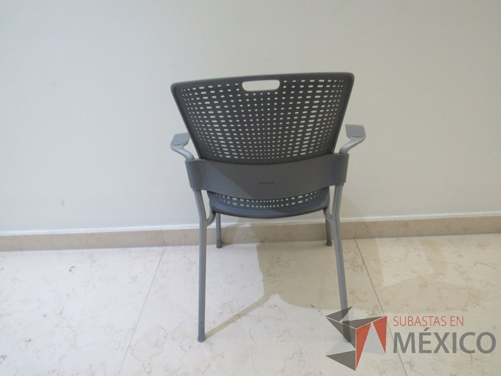Lote 021 - 3 Sillas de visita con 4 patas metálicas, respaldo color gris y asiento color verde - Imagen 5