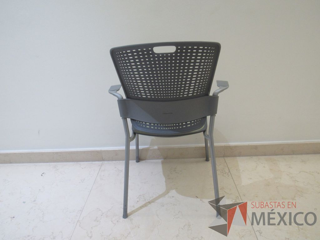 Lote 021 - 3 Sillas de visita con 4 patas metálicas, respaldo color gris y asiento color verde - Imagen 6