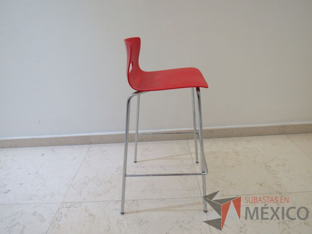 Lote 006 - 6 Sillas altas con base metálica asiento y respaldo liso color rojo - Imagen 3
