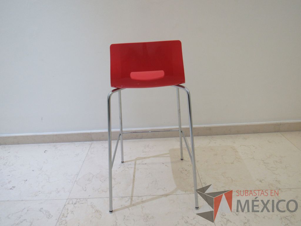 Lote 006 - 6 Sillas altas con base metálica asiento y respaldo liso color rojo - Imagen 4