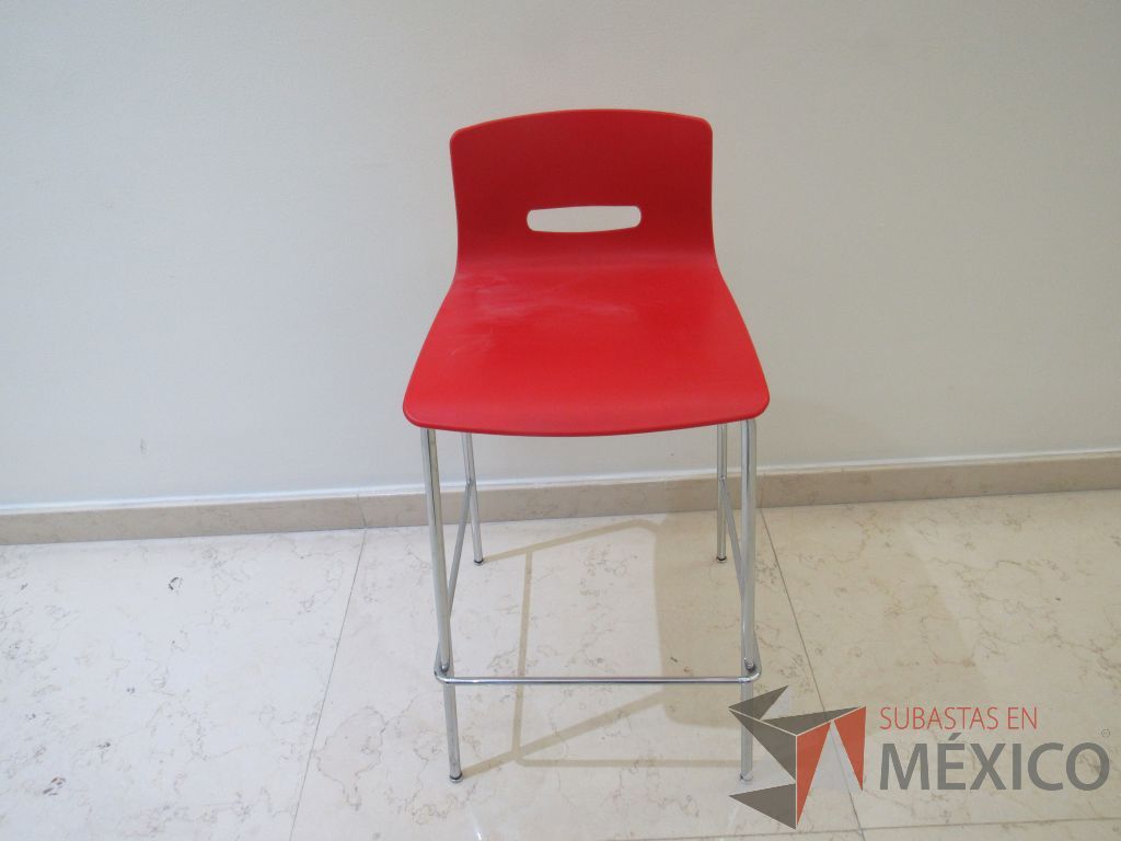 Lote 006 - 6 Sillas altas con base metálica asiento y respaldo liso color rojo