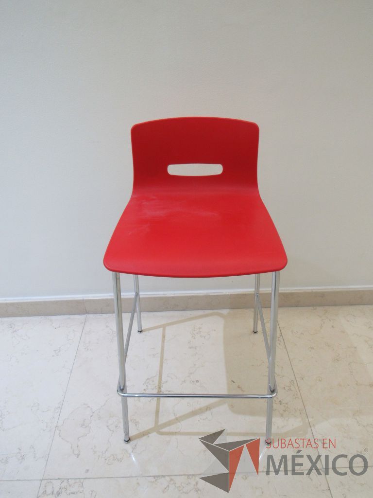 Lote 006 - 6 Sillas altas con base metálica asiento y respaldo liso color rojo - Imagen 6