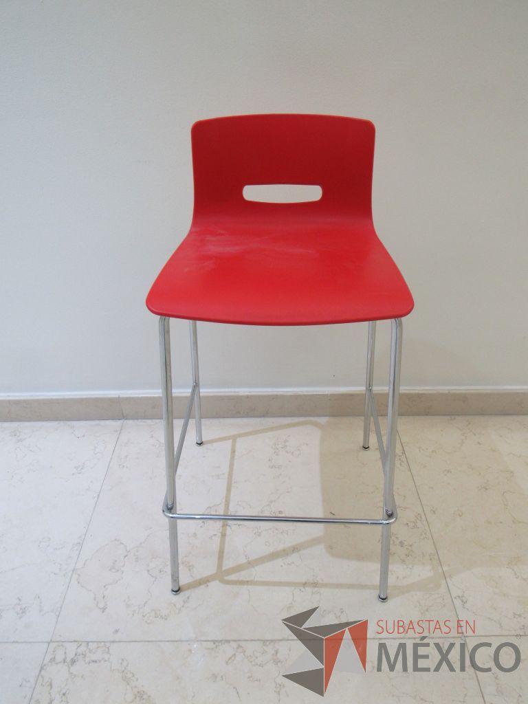 Lote 006 - 6 Sillas altas con base metálica asiento y respaldo liso color rojo - Imagen 7