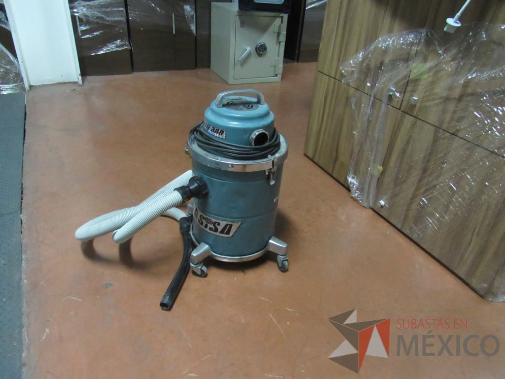 Lote 089 - Aspiradora metálica con ruedas color turquesa