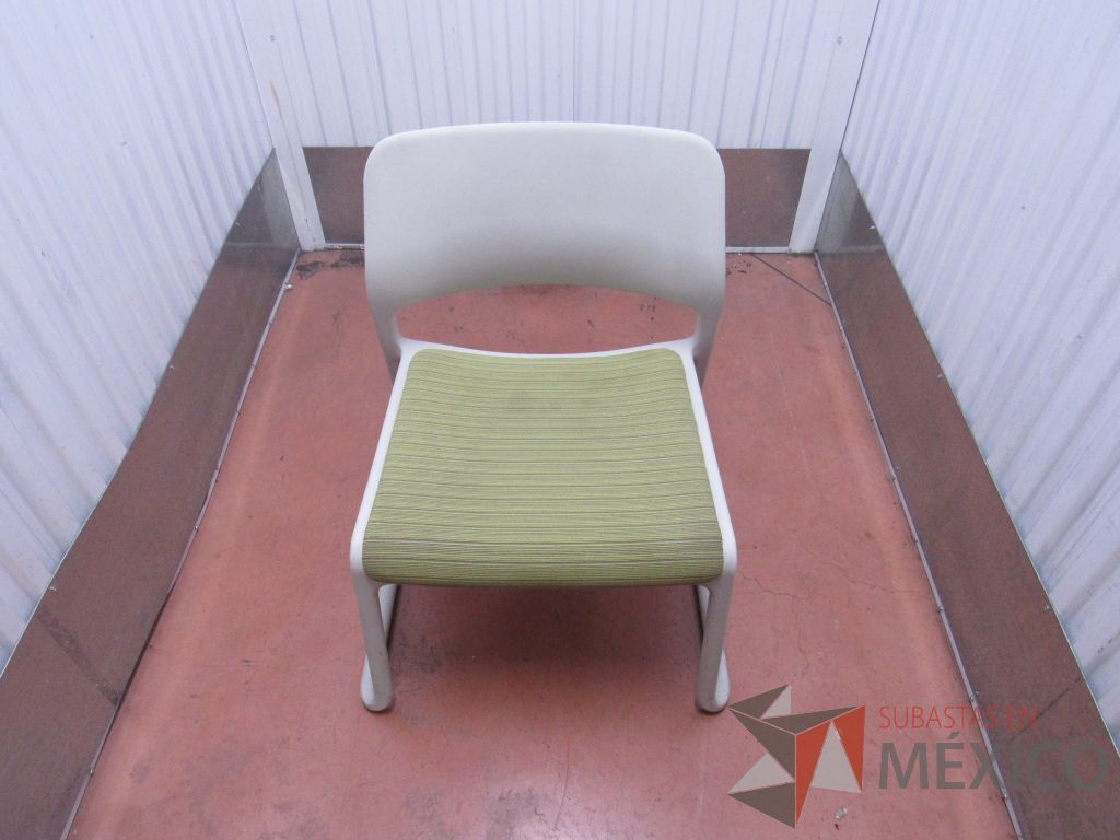 Lote 020 - 2 Sillas de visita con base color blanco y asiento en tela color verde