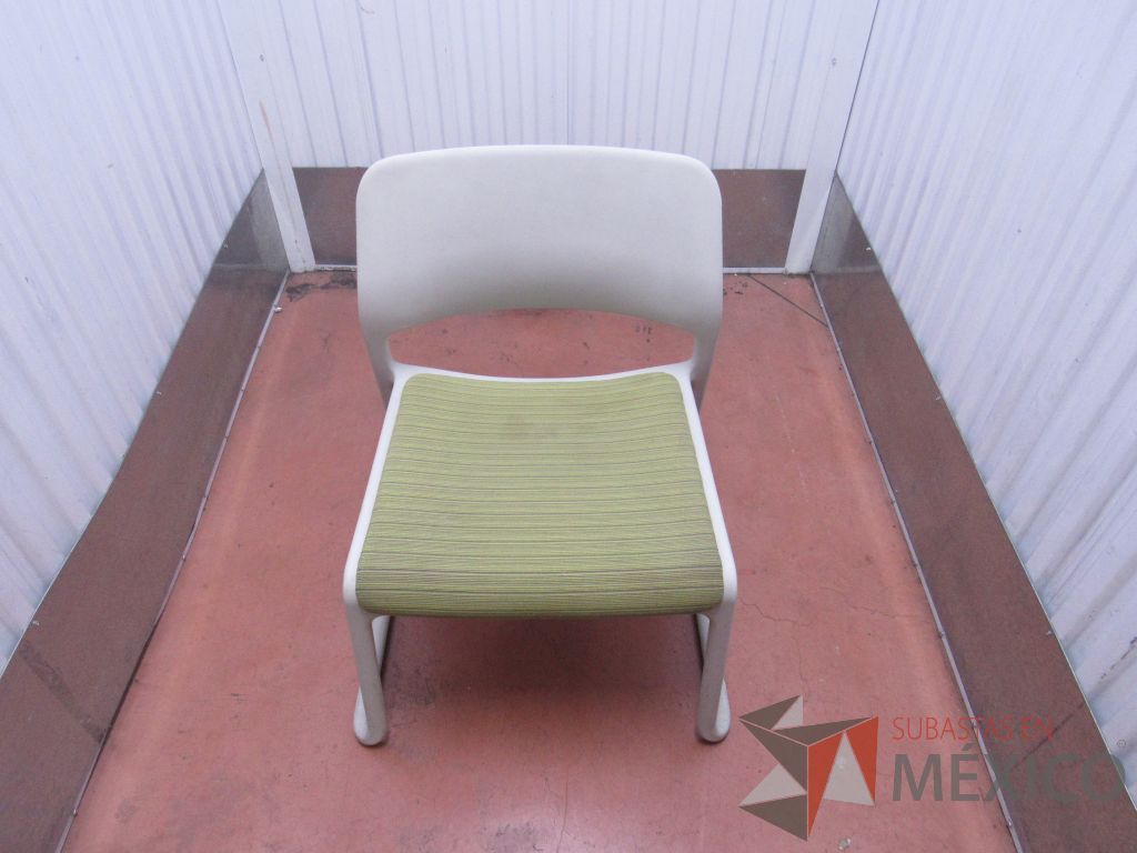 Lote 020 - 2 Sillas de visita con base color blanco y asiento en tela color verde - Imagen 2