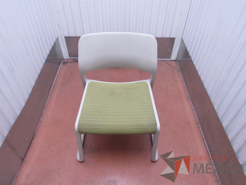 Lote 020 - 2 Sillas de visita con base color blanco y asiento en tela color verde - Imagen 3