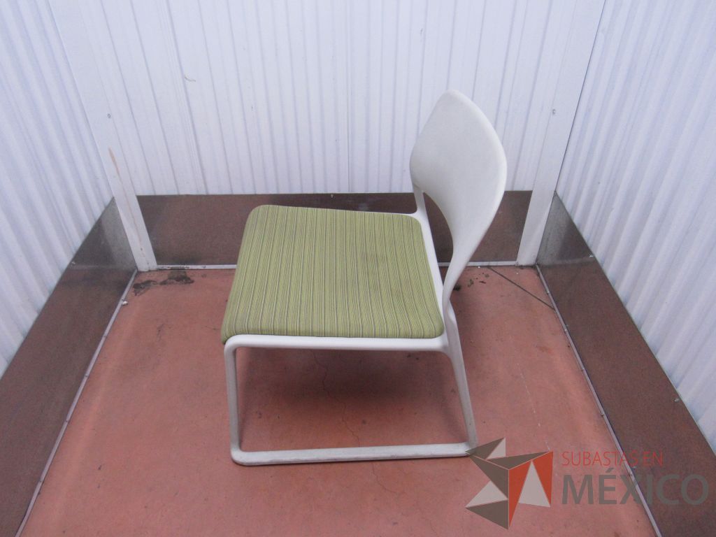 Lote 020 - 2 Sillas de visita con base color blanco y asiento en tela color verde - Imagen 4