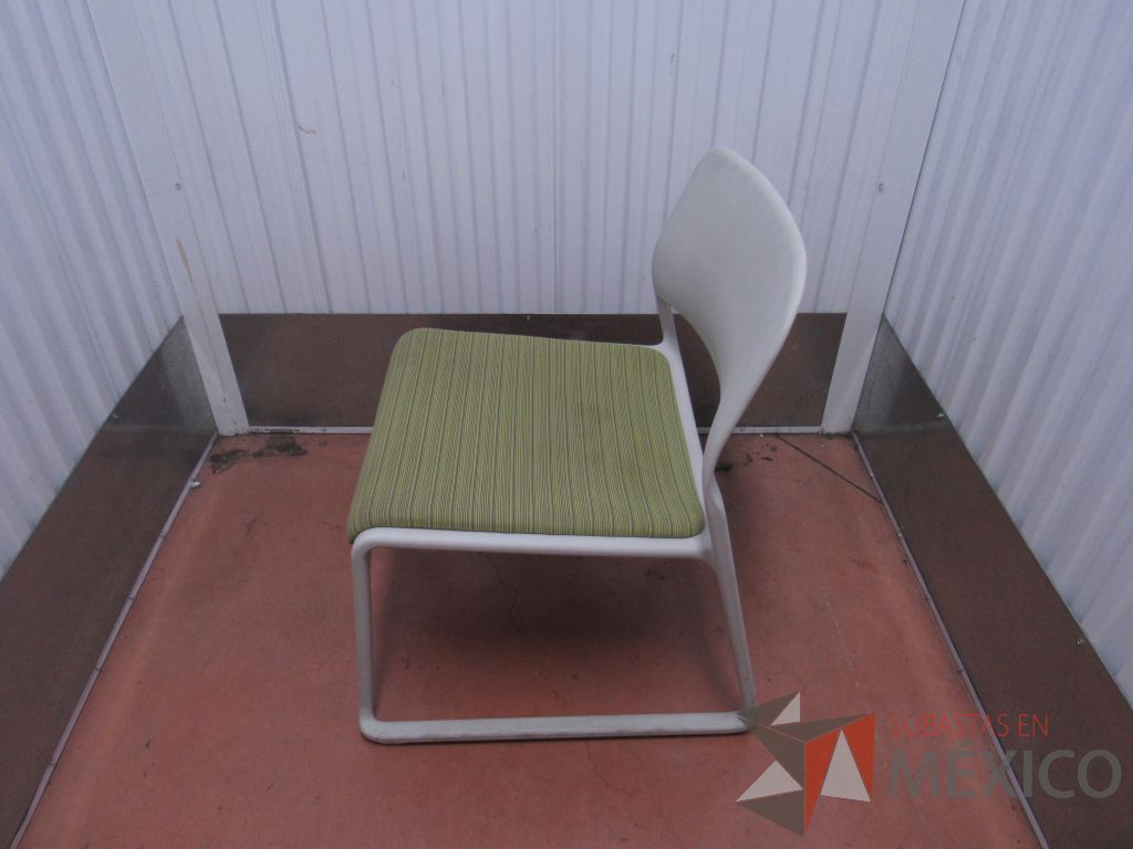 Lote 020 - 2 Sillas de visita con base color blanco y asiento en tela color verde - Imagen 5