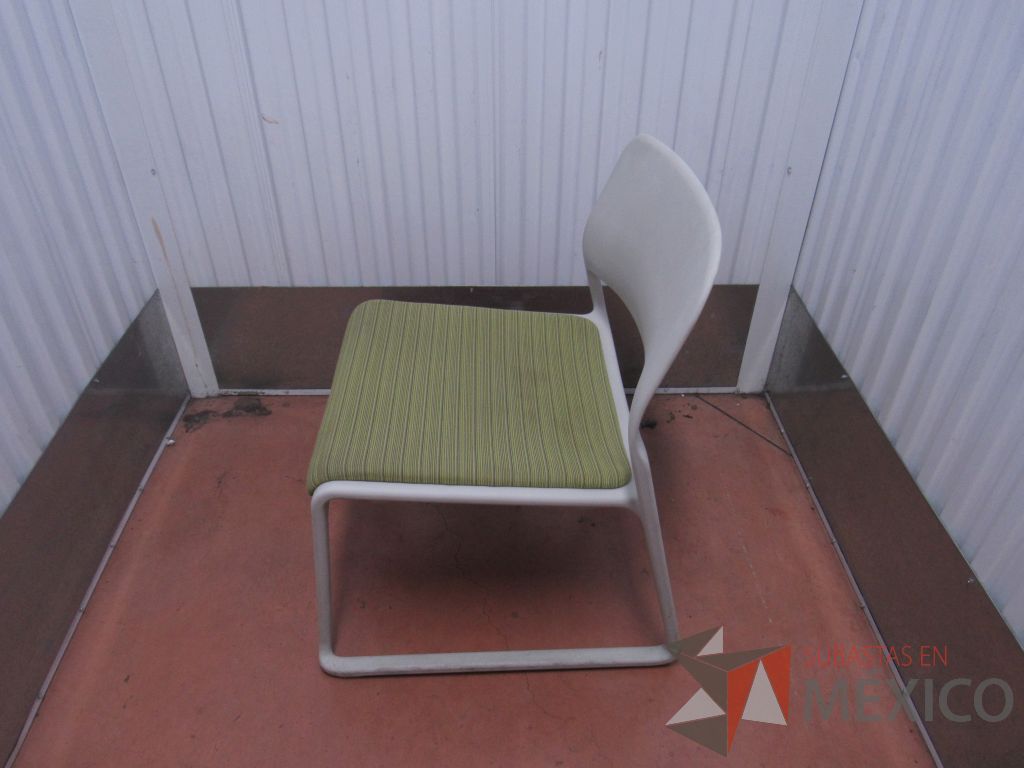 Lote 020 - 2 Sillas de visita con base color blanco y asiento en tela color verde - Imagen 6