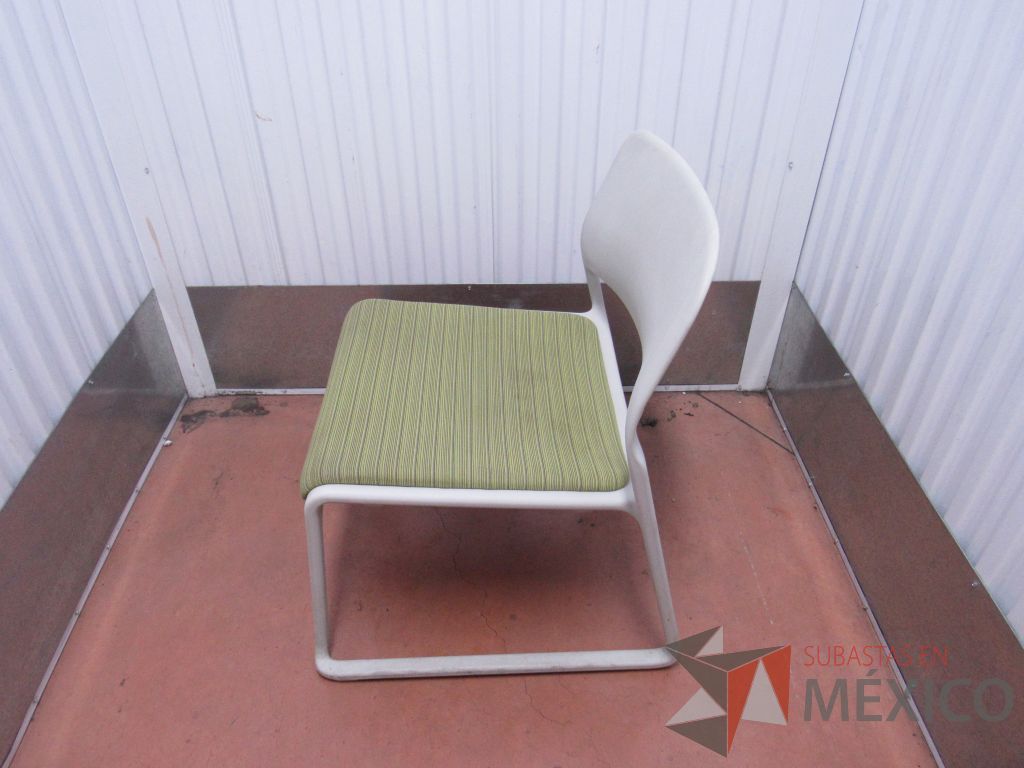 Lote 020 - 2 Sillas de visita con base color blanco y asiento en tela color verde - Imagen 7