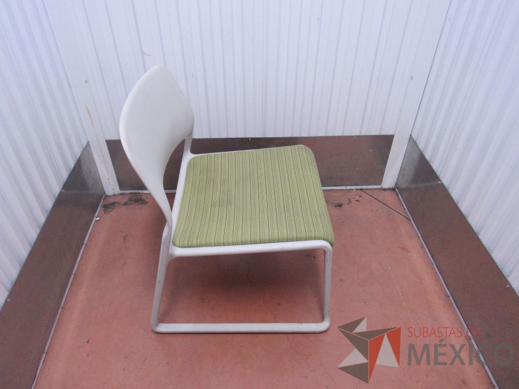 Lote 020 - 2 Sillas de visita con base color blanco y asiento en tela color verde - Imagen 8