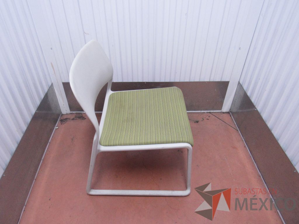Lote 020 - 2 Sillas de visita con base color blanco y asiento en tela color verde - Imagen 9