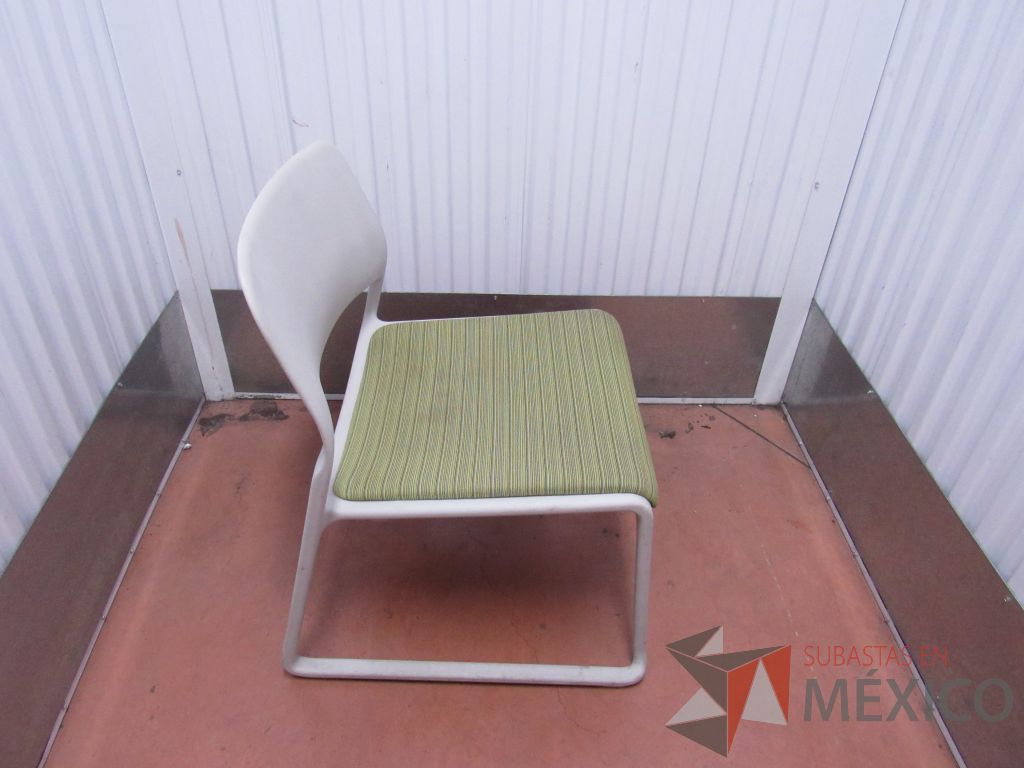 Lote 020 - 2 Sillas de visita con base color blanco y asiento en tela color verde - Imagen 10