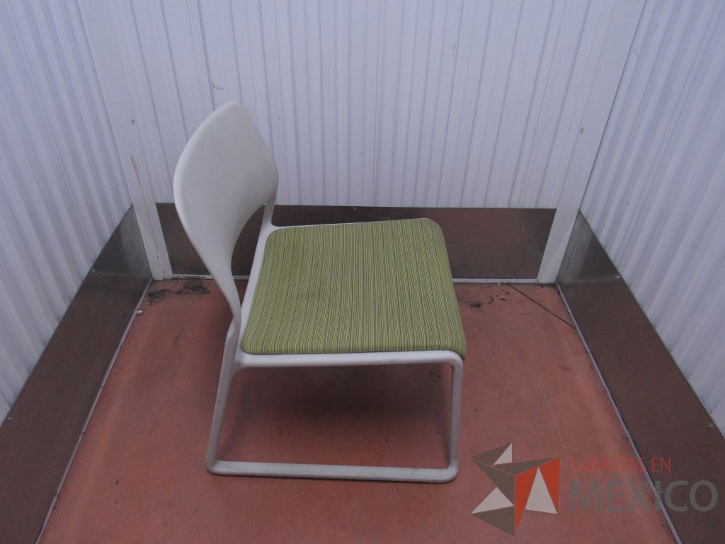 Lote 020 - 2 Sillas de visita con base color blanco y asiento en tela color verde - Imagen 12