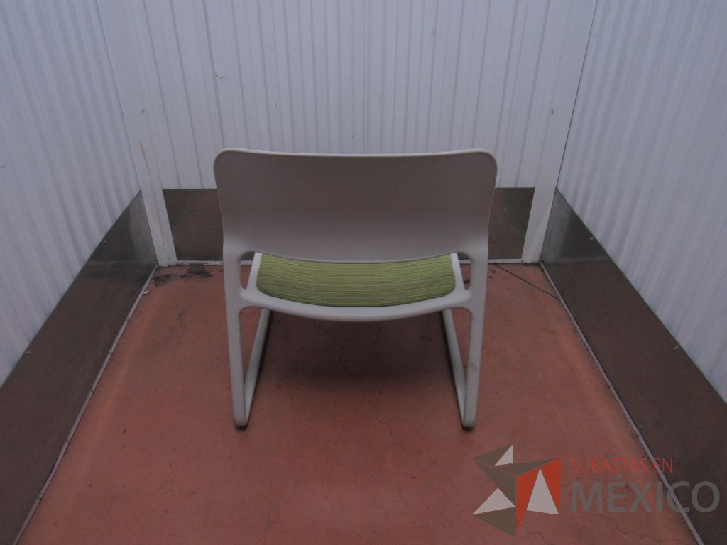 Lote 020 - 2 Sillas de visita con base color blanco y asiento en tela color verde - Imagen 13