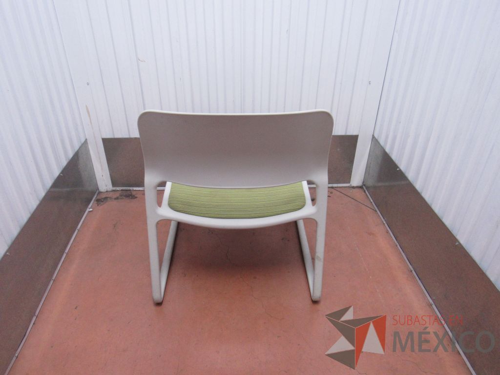 Lote 020 - 2 Sillas de visita con base color blanco y asiento en tela color verde - Imagen 14