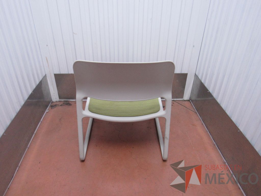 Lote 020 - 2 Sillas de visita con base color blanco y asiento en tela color verde - Imagen 16