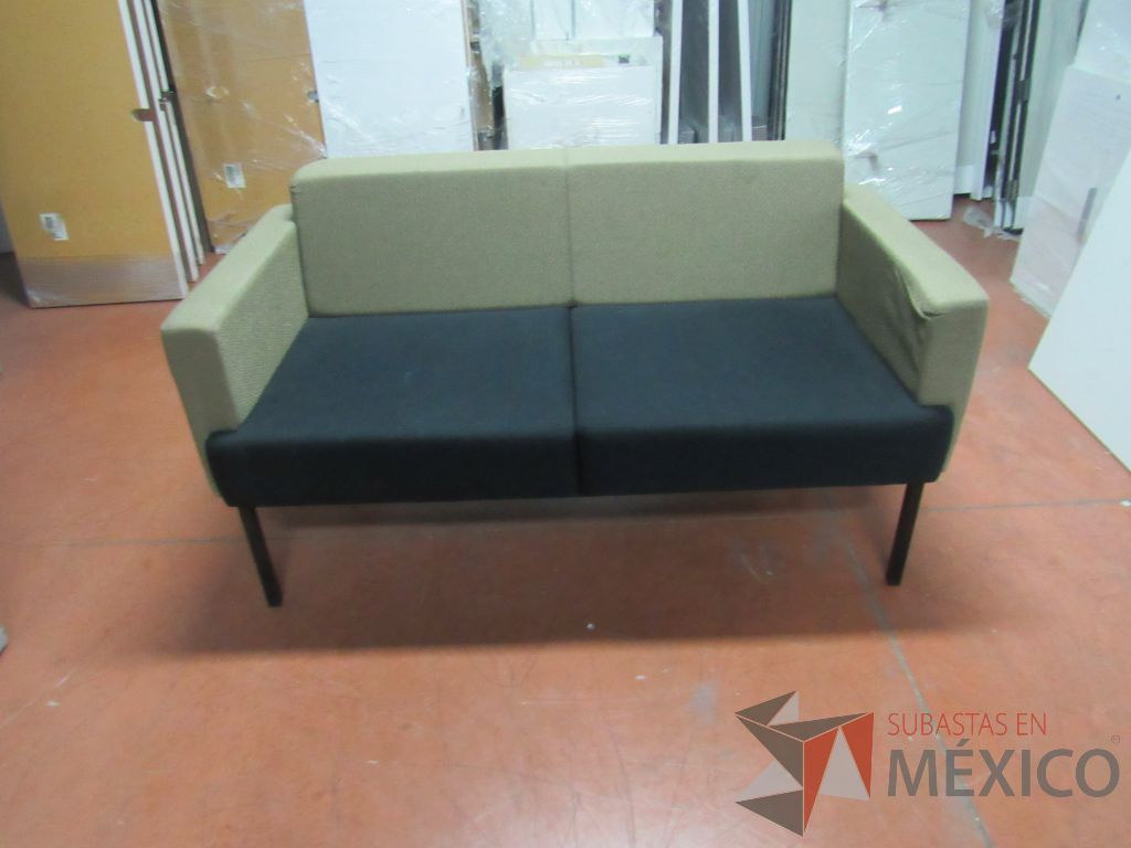 Lote 050 - Sillón de 2 plazas eb tela con asiento color azul y respaldo color café - Imagen 2