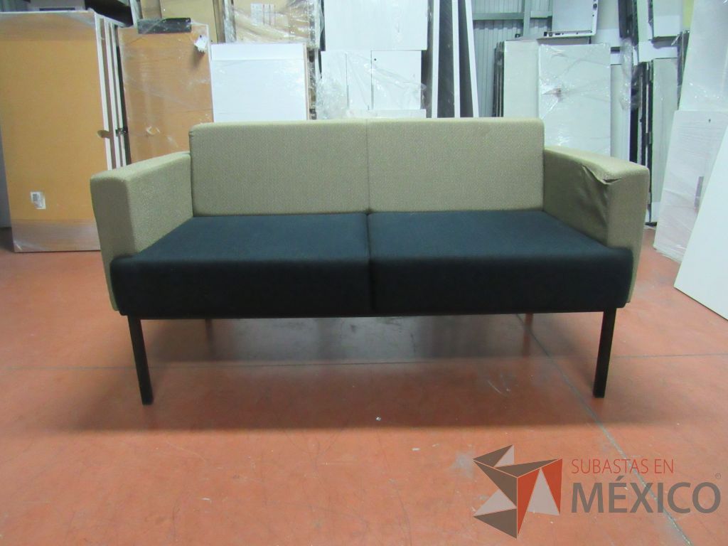 Lote 050 - Sillón de 2 plazas eb tela con asiento color azul y respaldo color café - Imagen 4