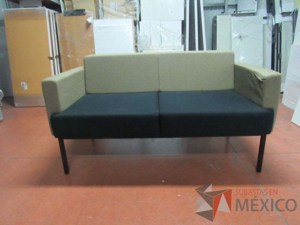 Lote 050 - Sillón de 2 plazas eb tela con asiento color azul y respaldo color café
