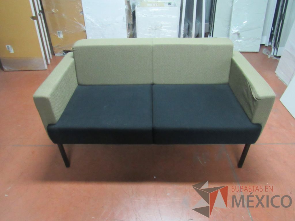 Lote 050 - Sillón de 2 plazas eb tela con asiento color azul y respaldo color café - Imagen 6